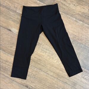 Lululemon Athletica Black Cropped Leggings for Dynamic Workouts